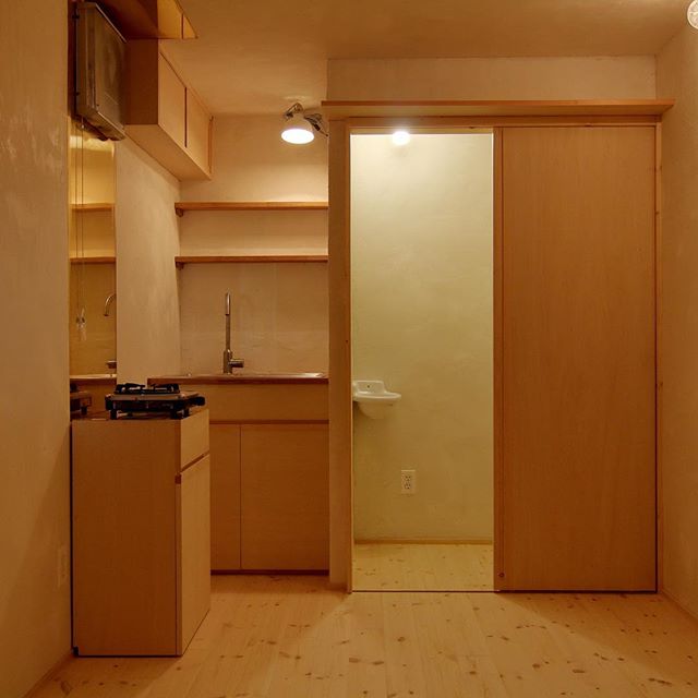今年の仕事はじめは塗り壁から始まりました。「移動できる小屋」というコンセプトで始まった木造コンテナハウスが完成です。詳細は後日アップします！#小屋#yomogiya#コンテナハウス#キッチン (fm Instagram)