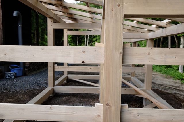 薪小屋の建て込みが始まりました。