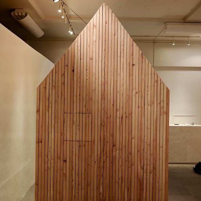 今日から展示が始まります。初日の本日は、 18:00からオープニングパーティがあります。どなたでも気軽に参加できます。飲みましょ！（笑）ぼくも今日は14時くらいから在廊の予定です。 「ある、夏の、」というテーマで、アトリエのような。書斎のようなちいさな小屋を三木佐藤アーキさんとコラボで作りました。ぜひ、遊びに来てください。#yomogiya #小屋 #kitakara (fm Instagram)